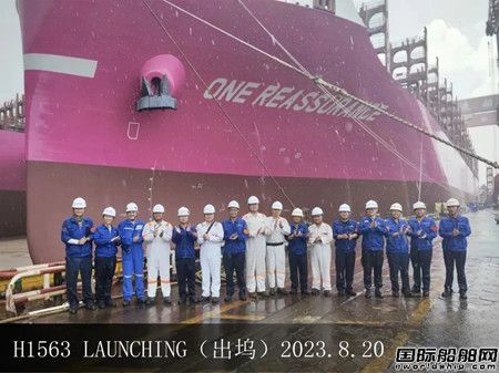 外高桥造船三大主力船型同日同坞同步完成四大节点,