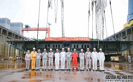 厦船重工承建远海汽车船首艘7500车LNG动力汽车滚装船进坞