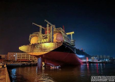 北海造船两艘21万吨散货船同日顺利出坞,