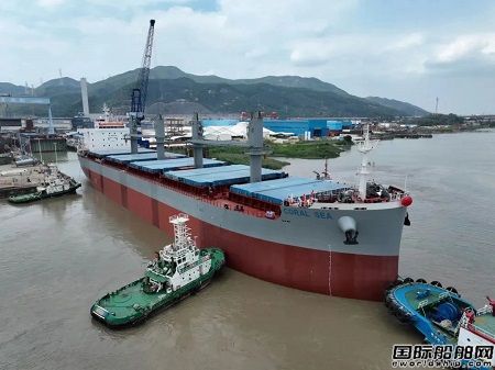 江门南洋船舶首艘40500吨散货船顺利出坞