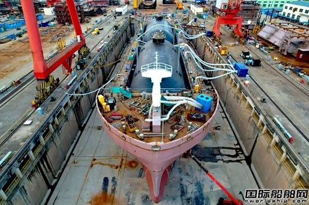 中集太平洋海工建造12000方LNG运输加注船“海洋石油302”成功“合体”