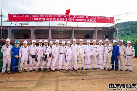 舟山中远海运重工一艘63600吨散货船铺底