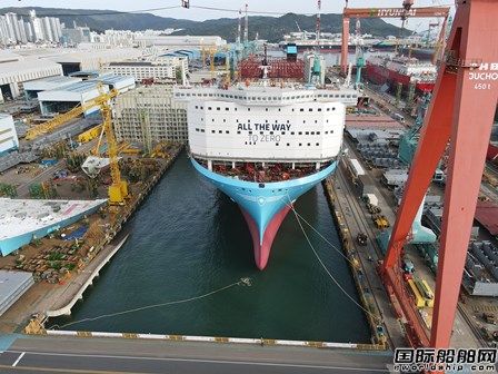  现代重工为马士基建造首艘甲醇动力16200TEU集装箱船下水,