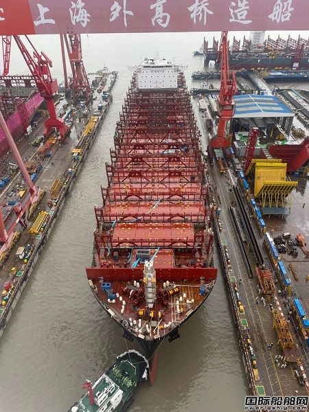 外高桥造船建造7000TEU集装箱船H1577船出坞