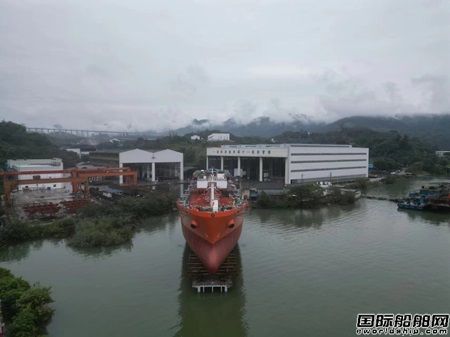  川东造船建造11300吨不锈钢化学品船1号船顺利下水,