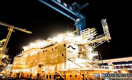 启东中远海运海工为Cadeler建造首艘风电安装船实现生活区完整性吊装