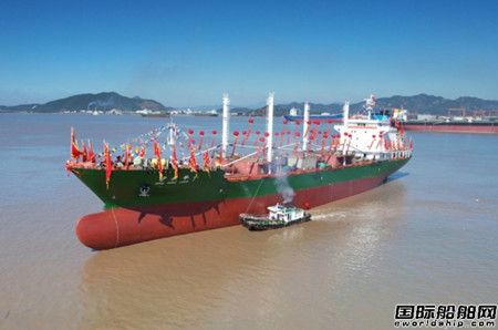  振鹤船业建造13000吨冷藏运输船“宁丰冷1”顺利下水,