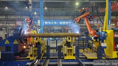招商工业海门基地碳钢法兰机器人自动焊接站正式投入运行