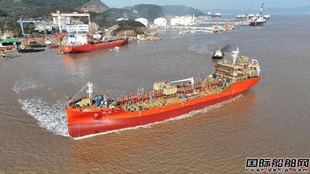东鹏船舶建造国内首艘电力推进复合不锈钢化学品船下水,