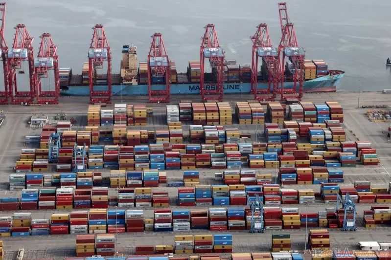 [航运]华尔街日报：大型集装箱船商今年长约价格跌33%,