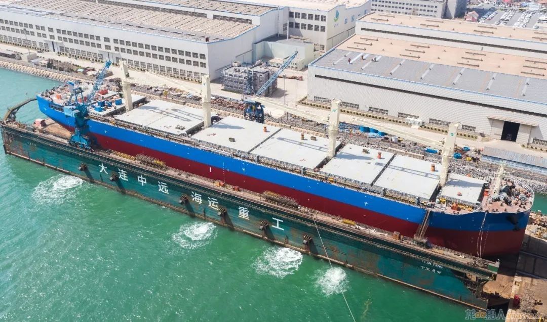 大连中远海运重工68000吨纸浆船首制船成功下水,