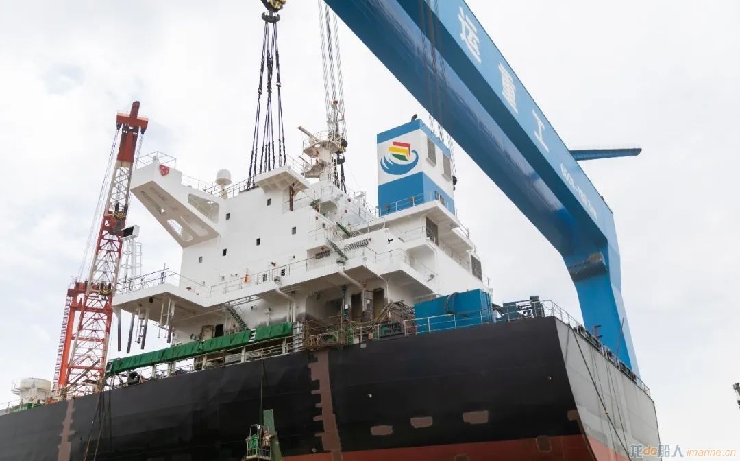 舟山中远海运重工6.36万吨系列散货船N1087项目完成90A总段整体吊装,