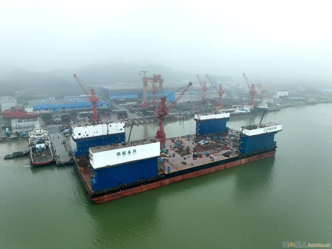 [海工]中交四航局江门航通船业承建的45000DWT半潜驳船完成所有塔楼水上吊装作业,