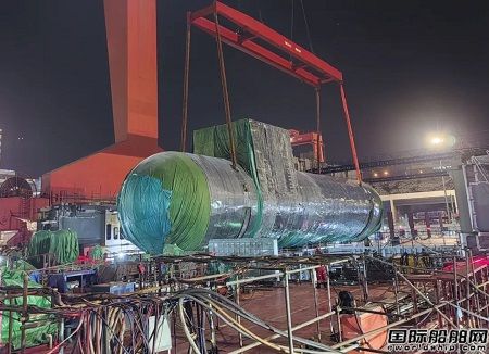 威海金陵7000车双燃料汽车运输船LNG罐吊装工程完工