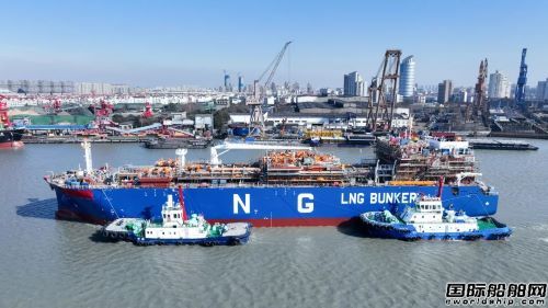  沪东中华全球首款江海直达型LNG加注运输船出坞,