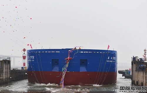 镇江船厂为中远海运建造12000DWT驳船顺利下水