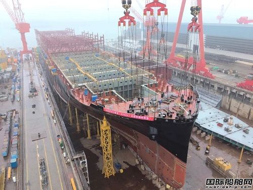 外高桥造船扬中分公司一艘7000TEU集装箱船实现主船体贯通