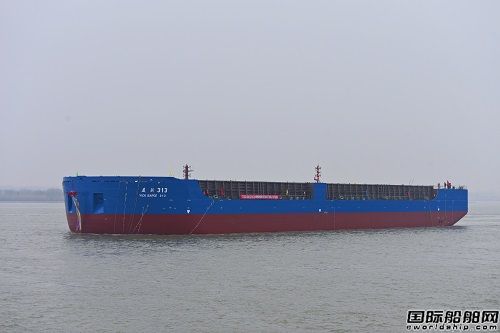 镇江船厂为中远海运散运建造12000吨驳船顺利下水