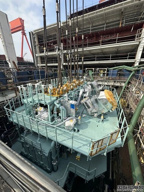 招商工业海门基地9100车汽车运输船完成轴系及主机吊装工程