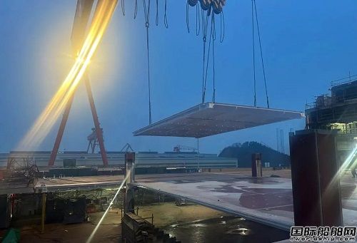 威海金陵第二艘汽车运输船汽车甲板吊装完工