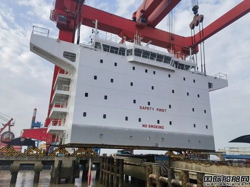 外高桥海工两艘7000TEU集装箱船上建总段顺利完工