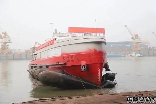 武汉理工船舶设计国内首艘海上混动新能源客船顺利接水