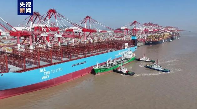  首单完成！海事保障上海港大型集装箱船绿色甲醇“船-船”同步加注,
