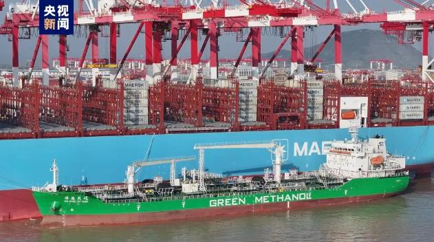  首单完成！海事保障上海港大型集装箱船绿色甲醇“船-船”同步加注,