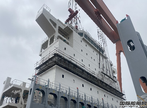 青岛造船厂6000TEU集装箱船5号船上建吊装完成