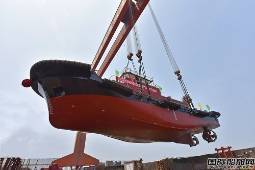镇江船厂2942kW全回转拖轮顺利吊装下水