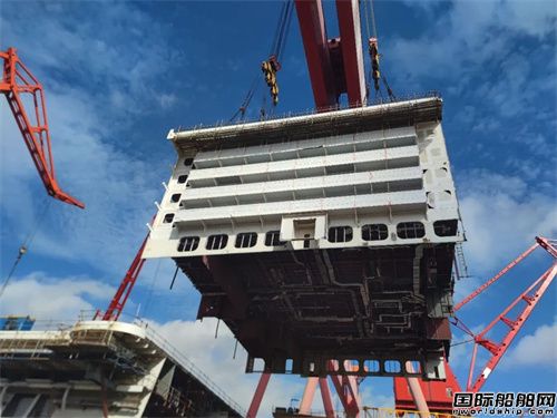 外高桥造船第二艘国产大型邮轮首个带阳台总段顺利搭载