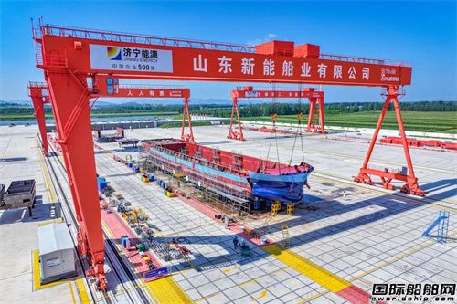 新能船业67.6米纯电动力集装箱船首制船主船体贯通