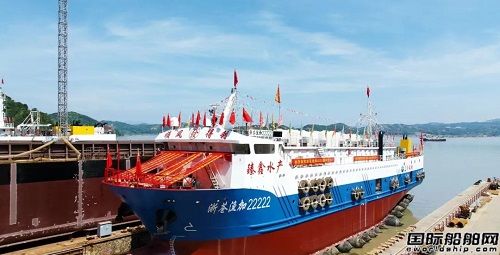 立新船舶为乾鑫水产建造68米冷藏渔业加工船顺利吉水