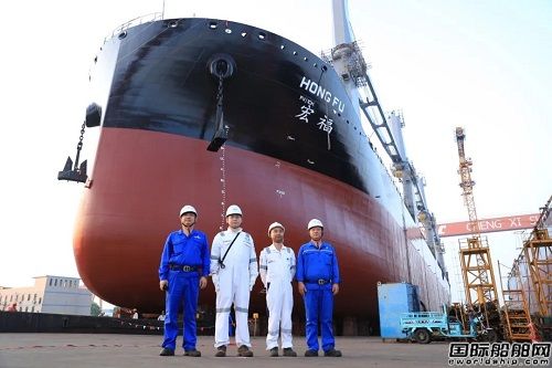 中船澄西为交银金租建造9号62000吨重吊船下水