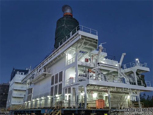 外高桥海工H1383箱船上建与H1572成品油轮上建90A顺利发运
