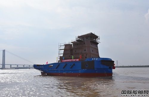 镇江船厂“一带一路”顶推船顺利下水