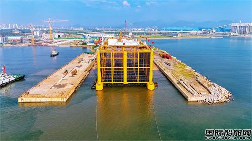 山东港口第二座近海海水三文鱼养殖网箱成功下水