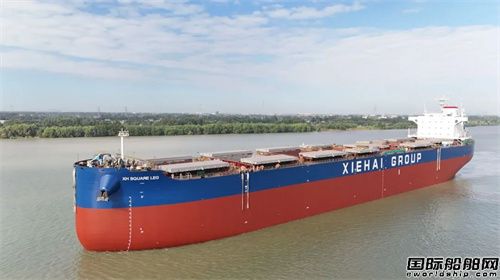 扬州中远海运重工承建协海集团两型散货船同日出坞