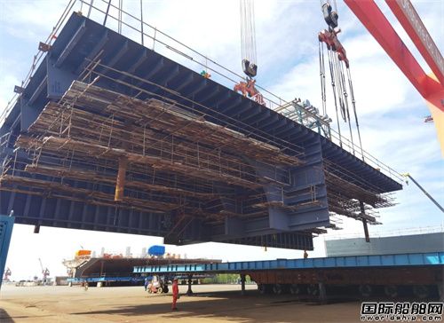 外高桥海工首制114K油船甲板总段顺利交付