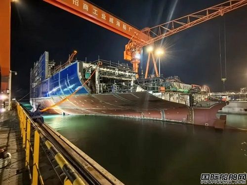 威海金陵为EPS建造第5艘汽车运输船完成半船移船落墩工程