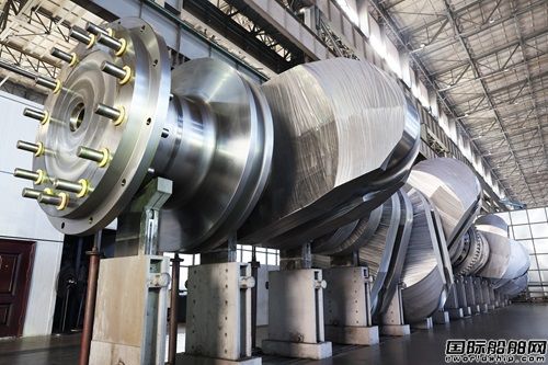 大连重工装备集团出产世界首支24000TEU甲醇双燃料船用曲轴,
