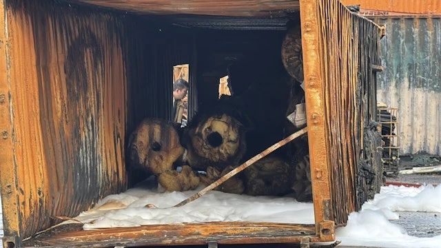 香港新油麻地货物装卸区三级大火,多个货柜严重受损!,