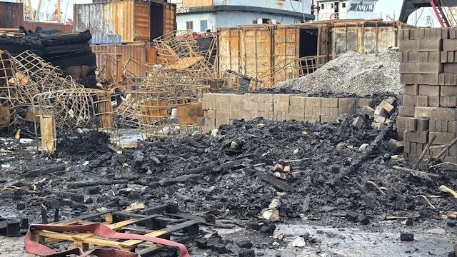 香港新油麻地货物装卸区三级大火,多个货柜严重受损!,