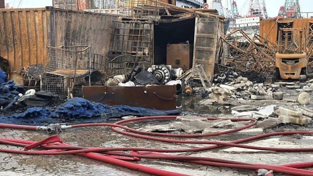 香港新油麻地货物装卸区三级大火,多个货柜严重受损!,