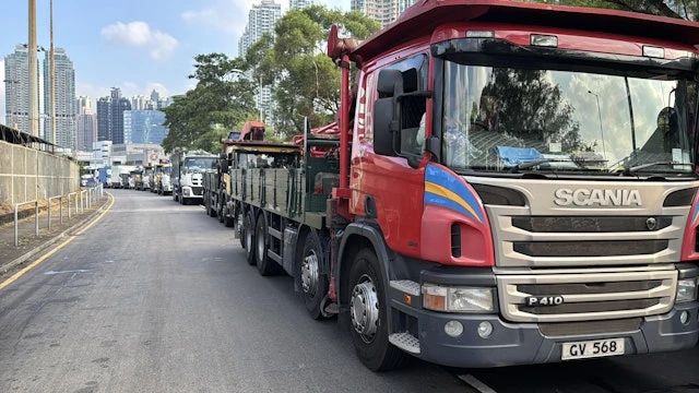 香港新油麻地货物装卸区三级大火,多个货柜严重受损!,