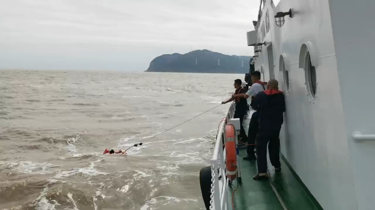  今天上午货船遇险沉没，5名船员落水,