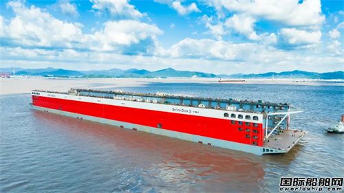 舟山中远海运重工75000吨举力浮船坞上水