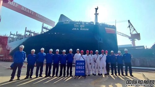 外高桥造船为RCL建造7000TEU集装箱船出坞