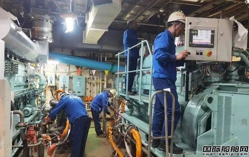 外高桥造船双船主发动机同日动车