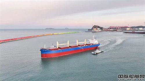大连中远海运川崎命名一艘64000吨散货船